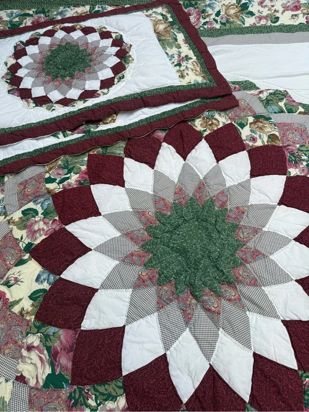 Vintage Granny Core Dahlia Starburst Pattern Quilt w Shams